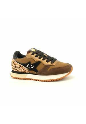 Bruine sneaker met zwarte accenten, dierenprint op de hak en textuur materialen. Voorzien van platte zwarte veters, gewatteerde kraag en rubberen zool.