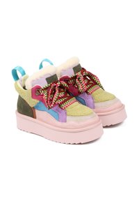 Wielokolorowe sneakersy na platformie w różowym, zielonym, fioletowym i niebieskim zamszu z teksturowanym futrem w środku oraz żywymi, wzorzystymi sznurowadłami.