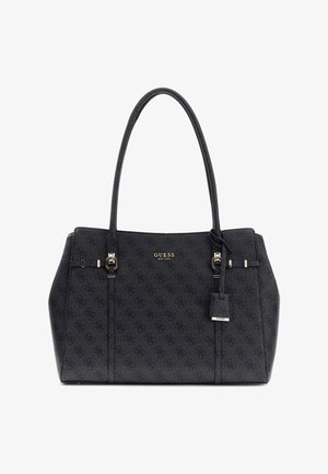 Schwarze Guess-Handtasche mit doppelten Griffen, goldfarbenem Logo-Schild, dezentem Muster und einem kleinen Anhänger vor weißem Hintergrund.