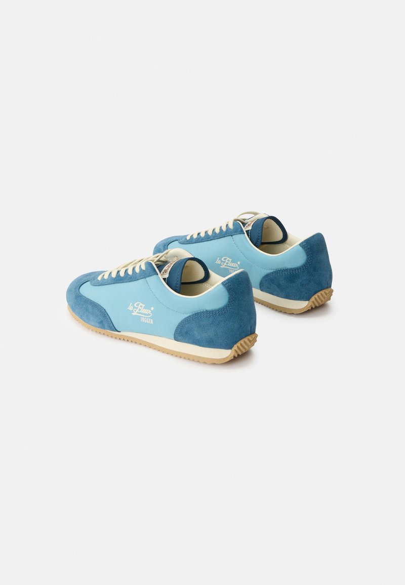 Blaue und hellblaue Sneaker mit niedrigem Schaft, weißen Schnürsenkeln und beigen Gummisohlen, Seiten- und Rückansichten auf weißem Hintergrund.