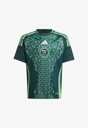 Zelena sportska majica s ukrasnim svijetlozelenim cvjetnim uzorcima. Ima crni grb u središtu i Adidas logo na gornjem dijelu prsnog koša.