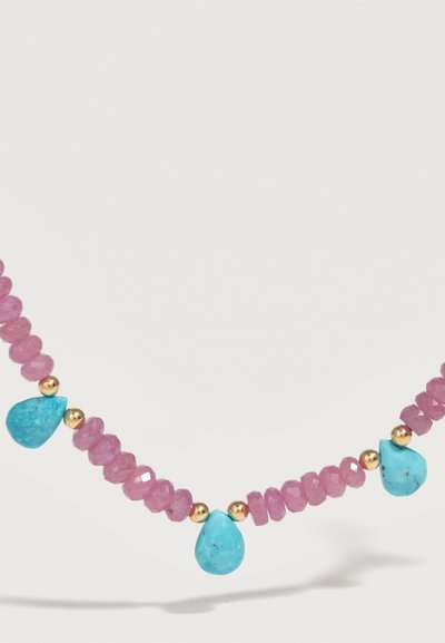 Κολιέ με φασαρισμένες ροζ χάντρες, μικρές χρυσές σφαίρες και τρεις τουρκουάζ σταγονένιες κρεμαστές, τοποθετημένες ομοιόμορφα κατά μήκος της αλυσίδας.