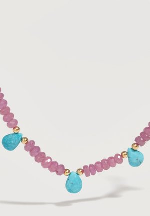 Náhrdelník s fazetovanými ružovými korálkami, malými zlatými guľôčkami a tromi tyrkysovými príveskami v tvare kvapky rovnomerne rozmiestnenými po celej dĺžke šnúry.