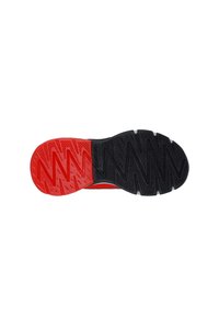 Suela de un zapato, que presenta una base de goma negra texturizada con acentos rojos, un patrón en zigzag y un material duradero para tracción.