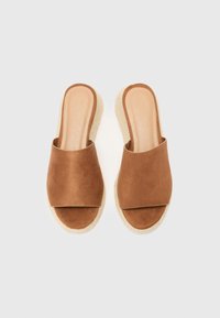 Ruske antilop sandały slip-on z szerokim paskiem, jutową podeszwą i gładką wewnętrzną wyściółką. Posiadają okrągły nos i płaski design.