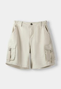 Beige cargoshorts med knappstängning, elastisk midja, två sidofickor och två stora cargofickor med clips för säker förvaring.