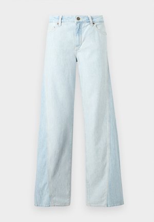 Svetlo modre kavbojke z širokimi hlačnicami, sprednja zapenjanja na gumbe in zadrgo ter sprednjimi žepi, prikazane na enobarvnem ozadju.