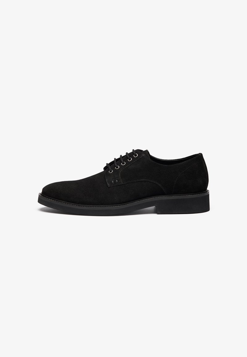 Chaussure habillée en daim noir pour homme à lacets, talon bas et bout arrondi, vue de profil sur fond blanc.