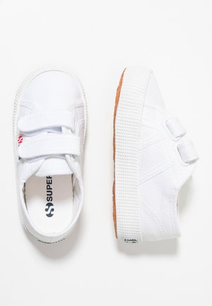 Scarpe da ginnastica bianche in tela con cinghie in velcro, tomaia testurizzata e suola in gomma. Presentano il logo del marchio sulla soletta e sul lato.