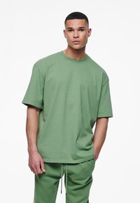 Pegador LOGO TEE - Basic T-shirt - vintage washed cypress green gum