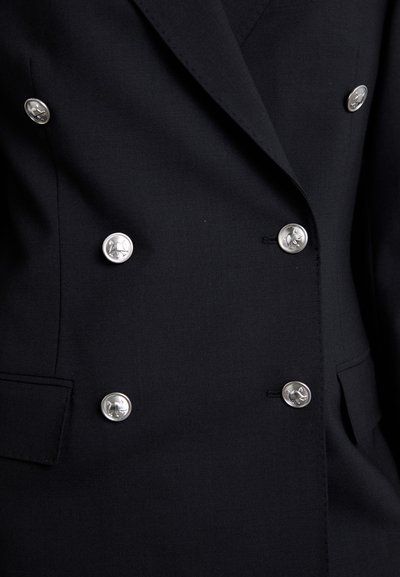 Zwarte dubbele blazer met zilveren ronde knopen, voorzien van een getailleerde pasvorm en een soepele textuur. Opvallende details zijn de zijzakken.
