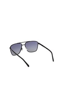 Gafas de sol de metal negro con montura cuadrada; lentes degradados que pasan de claros a oscuros, con almohadillas nasales transparentes y patillas delgadas.