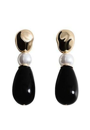 Cercei cu ton auriu, cu o perlă albă și o piatră neagră netedă, în formă de picătură. Finisaj lustruit și design elegant.