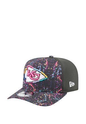 Casquette noire avec un motif éclaboussé coloré, présentant un logo blanc et rose en forme de triangle à l'avant. La visière est plate et allongée.