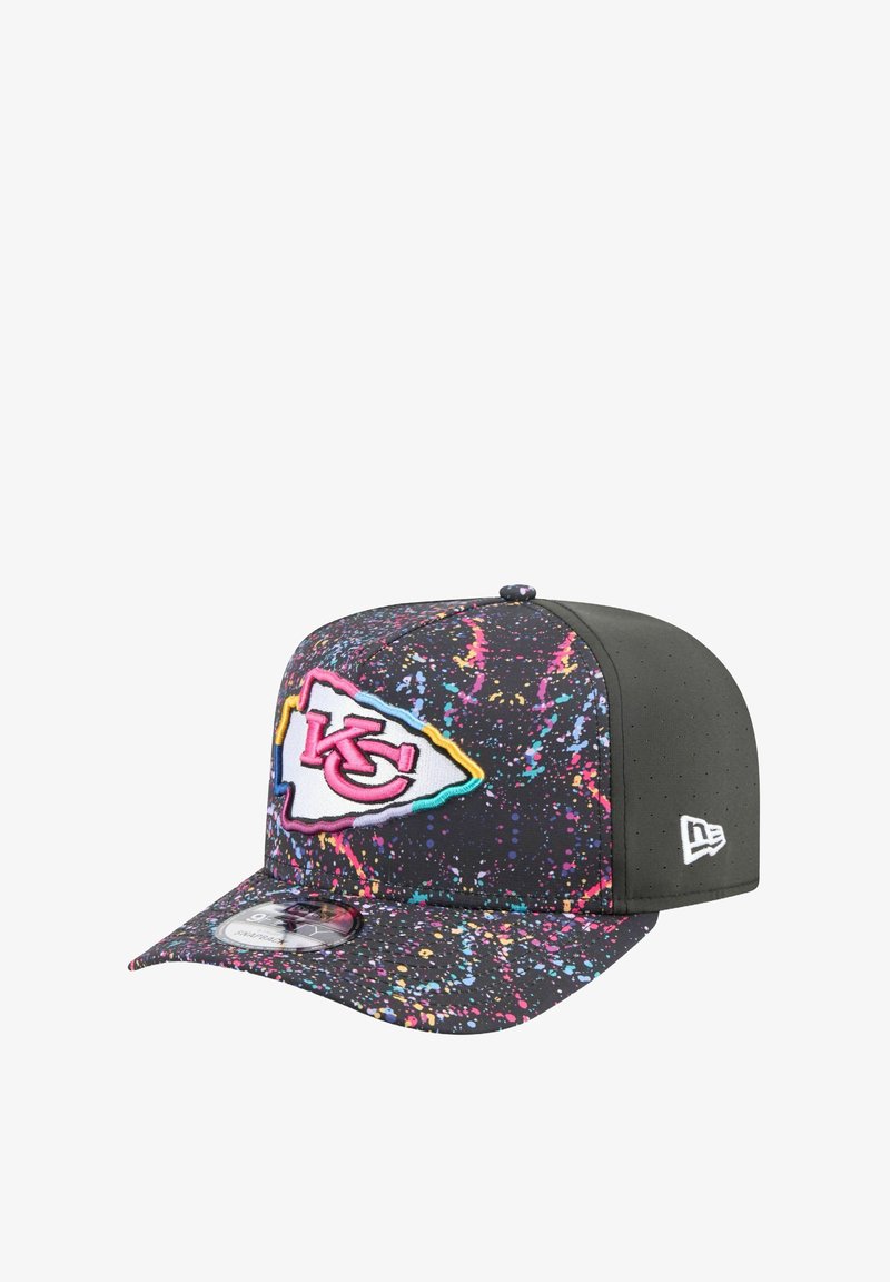 Schwarze Kappe mit buntem Spritzmuster, ausgestattet mit einem weißen und pinken Logo in dreieckiger Form auf der Vorderseite. Der Schirm ist flach und verlängert.