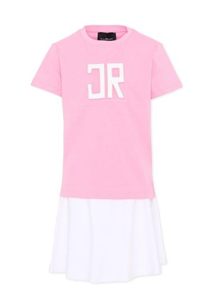 Różowa sukienka z krótkim rękawem z dołączoną białą spódnicą, z wyraźnymi białymi stylizowanymi literami "JR" na piersi.