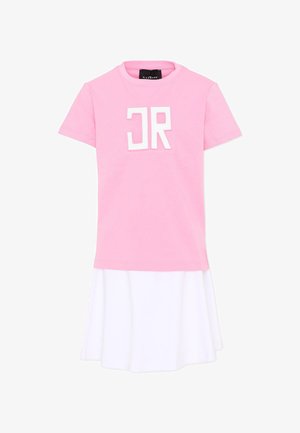 Robe rose à manches courtes avec jupe blanche attachée, présentant de grosses lettres blanches stylisées "JR" sur la poitrine.