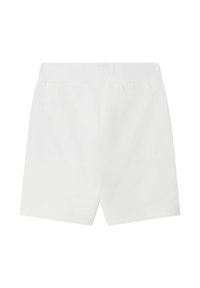 Shorts blancos de talle alto hechos de tela suave. Presentan una cinturilla elástica y un diseño sencillo y limpio sin cierres visibles ni estampados.