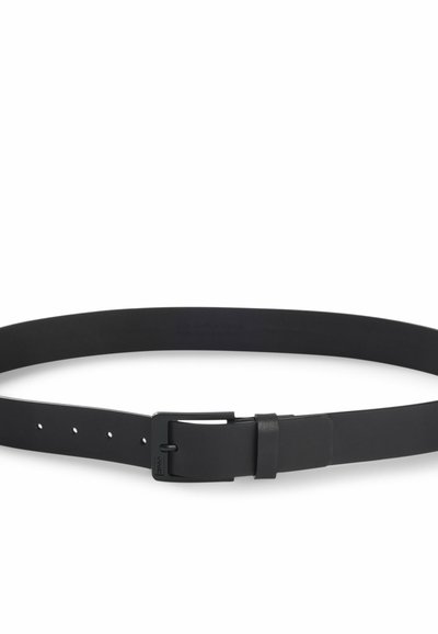 Ceinture en cuir noir avec boucle rectangulaire noire mate et cinq trous de réglage, posée à plat sur un fond blanc.