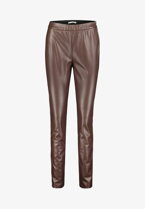 Ruskeat keinonahkahousut, joissa on slim fit -leikkaus, sileä pinta, joustava vyötärö ja sivuvetoketju. Ei näkyviä kuvioita tai yksityiskohtia.