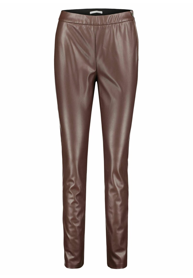 Pantalones de imitación de cuero marrón con un ajuste ceñido, textura suave, cinturilla elástica y detalle de cremallera lateral. Sin patrones ni acentos visibles.