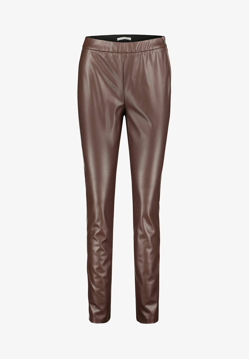 Pantalones de imitación de cuero marrón con un ajuste ceñido, textura suave, cinturilla elástica y detalle de cremallera lateral. Sin patrones ni acentos visibles.