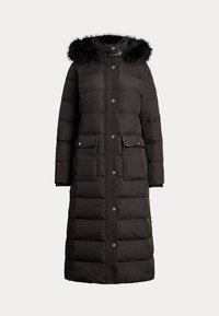 Duga, crna zimska jakna s kapuljačom obloženom krznom, kopčama na drukere, dva prednja dzepa i kviltanom teksturom. Dizajnirana za toplinu i pokrivenost.