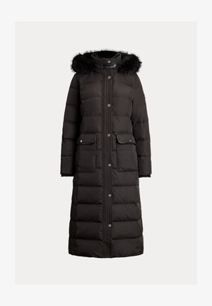 Dlhý čierny prešívaný kabát s kapucňou podšitou kožušinou, cvokmi, dvoma prednými vreckami a prešívanou textúrou. Navrhnutý pre teplo a zakrytie.