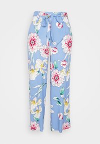 Pantaloni floreali azzurri chiari con vita regolabile, caratterizzati da fiori rossi e gialli e foglie verde; tessuto morbido, design a gamba larga.