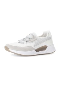 Sportsneakers met een bovenwerk van witte mesh en grijze suede accenten, geïndividualiseerde texturen en een rubberen zool. Veters geïntegreerd in het ontwerp.