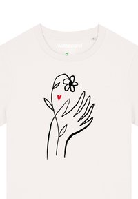Helles beige T-Shirt mit einer minimalistischen schwarz-weißen Zeichnung von zwei Händen, die ein Herz und eine Blume halten, mit roten und grünen Akzenten.
