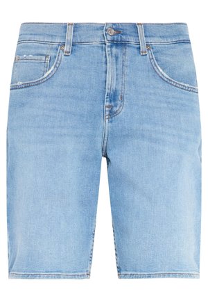 Lyseblå denimshorts med lige snit, der har et klassisk fem-lomme design, frontknaplukning og en diskret falmet tekstur.
