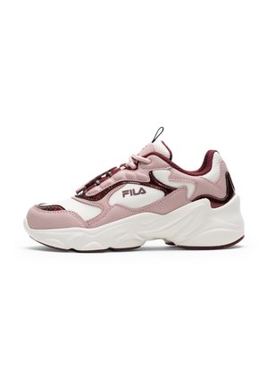 Sneaker chunky FILA con dettagli bianchi, rosa chiaro e rosso scuro, suola spessa e chiusura con lacci, mostrata di profilo.