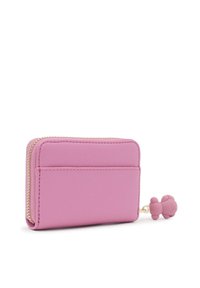 Różowy skórzany portfel o gładkiej fakturze, z dwoma miejscami na karty, złotym zamkiem błyskawicznym oraz odpinanym wisiorkiem w kształcie misia.