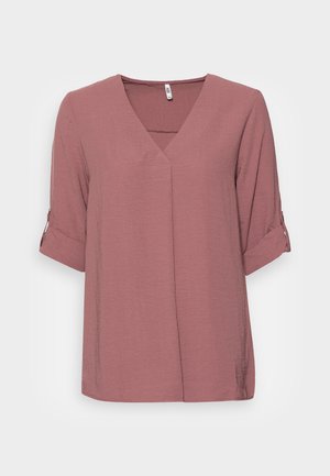Mauve damesblouse met V-hals, driekwart opgerolde mouwen en een licht gestructureerde stof, weergegeven op een effen achtergrond.