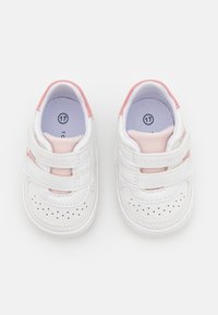 Bílé kožené dětské boty s růžovými akcenty, suchými zipy, perforovaným designem špičky a polstrovaným vnitřním podšívkou, velikost 17.