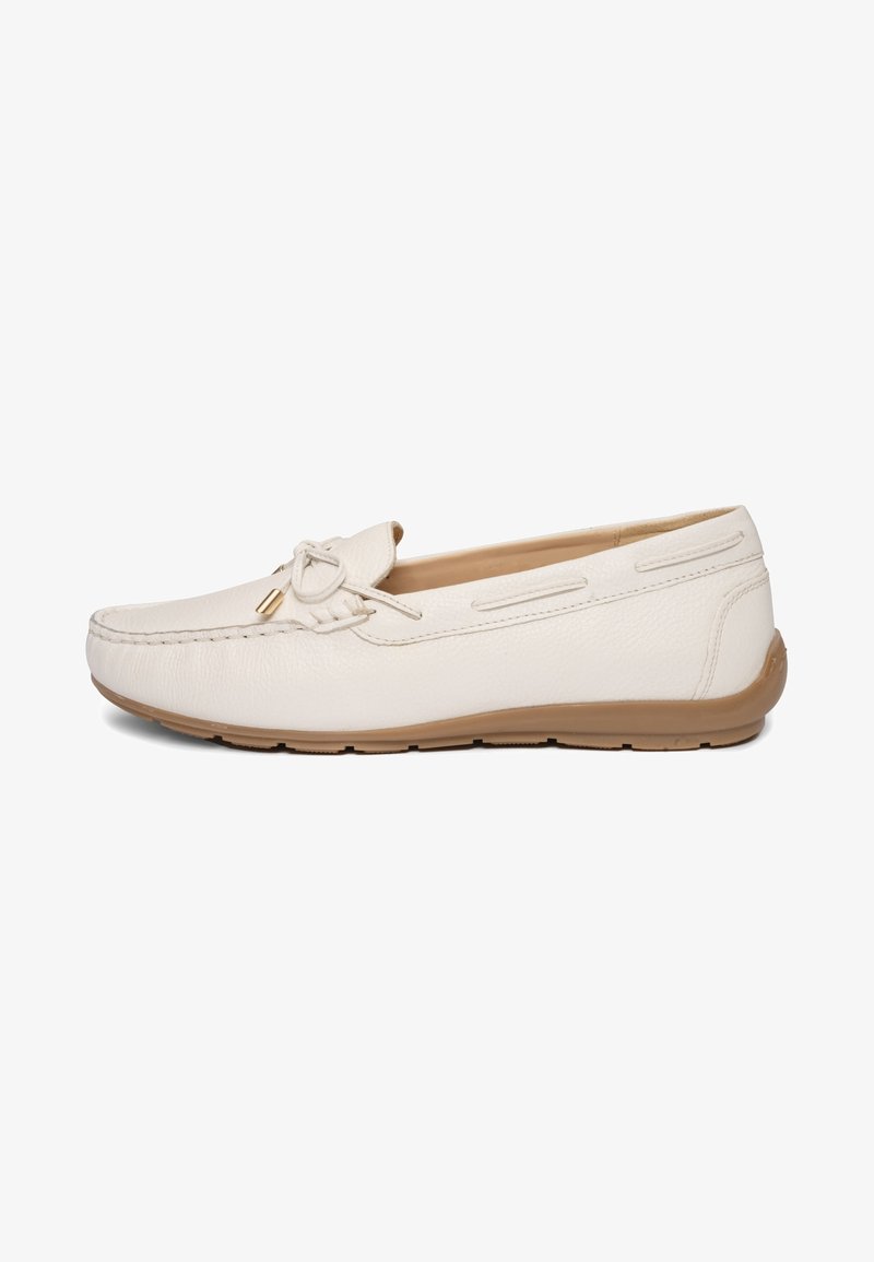 Mocassin en cuir blanc avec semelle en caoutchouc beige, couture mocassin et nœud décoratif sur le dessus, vu de côté.