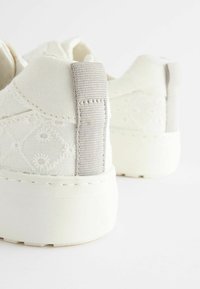 Next CHUNKY TRAINERS - Sportbačiai - white broderie