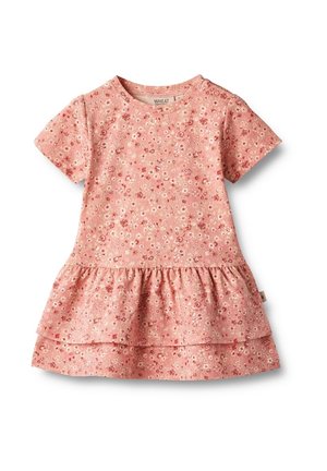 Różowa sukienka w kwiaty z krótkimi rękawami, falbanowanym dołem i miękkim materiałem. Ozdobiona rozproszonymi małymi kwiatkami w czerwono-białych wzorach.