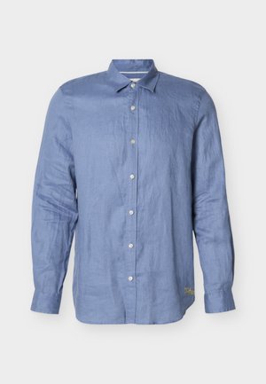 Šviesiai mėlyna, ilgomis rankovėmis marškiniai su sagomis, apykakle ir baltomis sagutėmis, rodomi ant paprasto balto fono.