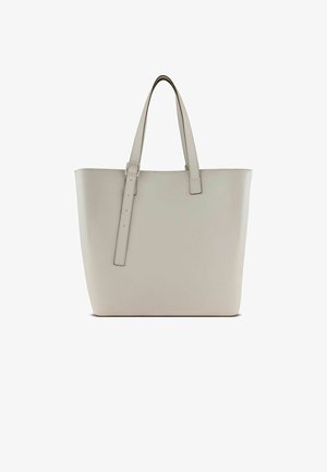 Lichtgrijze tote bag gemaakt van glad leer, met twee platte handvatten en een ruime rechthoekige vorm met minimale stiksels en geen versieringen.