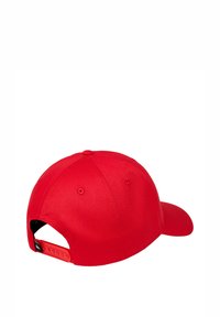 Červená baseballová čiapka s štruktúrovaným strihom, vyrobená z jemnej tkaniny. Obsahuje zapínanie na snapback a ventilačné otvory na vrchu.