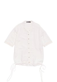 Camicia bianca a maniche corte con colletto, bottoni circolari, orlo con cordino e dettagli di cucitura a contrasto discreti.