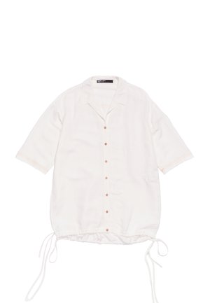 Camicia bianca a maniche corte con colletto, bottoni circolari, orlo con cordino e dettagli di cucitura a contrasto discreti.