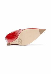Scarpa con tacco alto in pelle verniciata rossa, con punta affusolata e suola di colore nude. Presenta una texture liscia e dettagli minimi. Taglia 37.