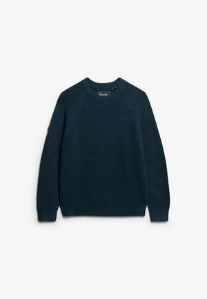 Suéter de punto azul marino con cuello redondo, puños y dobladillo acanalados. Presenta mangas raglán sin costuras y una pequeña etiqueta en el cuello.