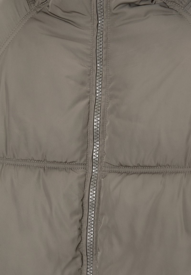 Giubbotto imbottito in grigio tenue, con una chiusura centrale a zip dotata di un tirante testurizzato, cuciture orizzontali e una finitura liscia e lucida.
