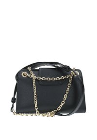 Borsa a mano in pelle nera con dettagli in catena dorata, forma rettangolare strutturata, manico superiore e tracolla removibile. Finitura testurizzata.