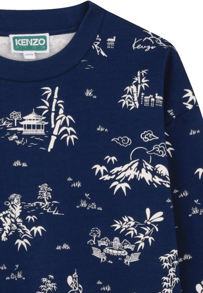 Sweat-shirt bleu marine avec imprimé graphique blanc représentant des paysages, du bambou et des animaux. Col rond côtelé et texture de tissu douce.