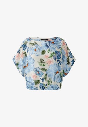 Losse blouse met korte mouwen en elastische zoom, witte achtergrond, groot blauw en roze bloemmotief met groene bladeren.